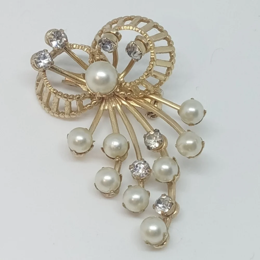 * vintage Emmons faux pearl & rhinestones gold tone pin brooch
